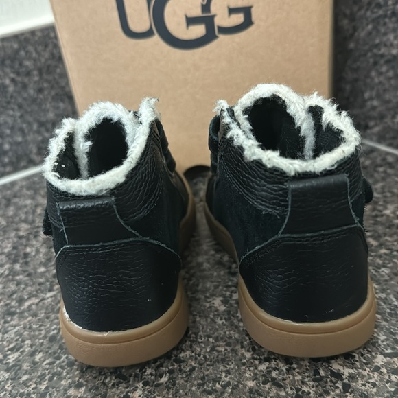 Ugg Toddler Boy Boot🖤 - Picture 2 of 4